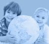 Kinder mit Globus